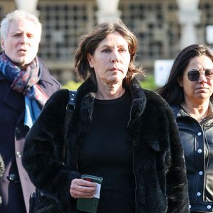 Mathilde Seigner à la sortie des obsèques d'Emilie Dequenne au cimetière Père Lachaise à Paris, France, le 26 mars 2025. © Cyril Moreau/Bestimage