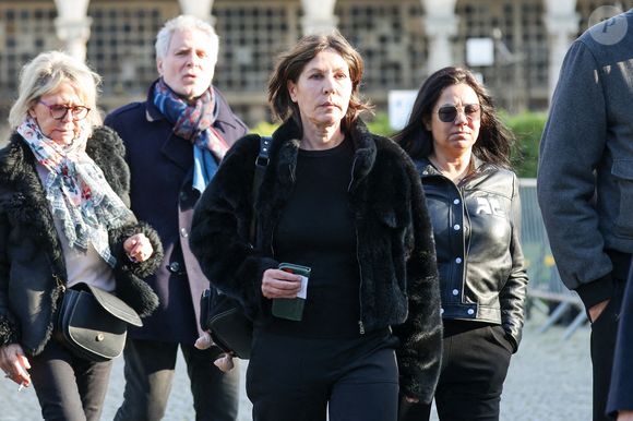 Mathilde Seigner à la sortie des obsèques d'Emilie Dequenne au cimetière Père Lachaise à Paris, France, le 26 mars 2025. © Cyril Moreau/Bestimage