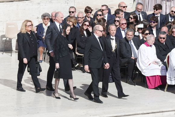 La période de deuil qu'elle observe depuis le décès du pape François, annoncé le lundi de Pâques...

Le prince Albert de Monaco et son épouse la princesse Charlène assistent aux funérailles du pape François, le 26 avril 2025, au Vatican. Photo by Marco Iacobucci/IPA/ABACAPRESS.COM