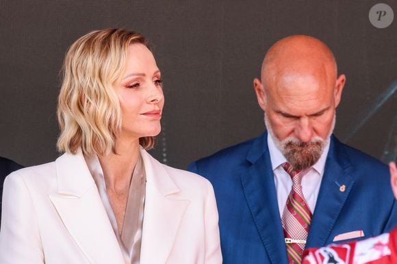 Le prince Albert II et la princesse Charlène de Monaco sur le podium lors de la remise de prix du E-Prix de Monaco du Championnat du monde FIA de Formule E 2026 sur le circuit de Monaco à Monte-Carlo, Monaco, le 17 mai 2026. Le pilote britannique Oliver Rowland remporte la deuxième course du week-end à Monaco devant le Brésilien Felipe Drugovich et le Portugais Antonio Félix Da Costa. © Claudia Albuquerque/Bestimage