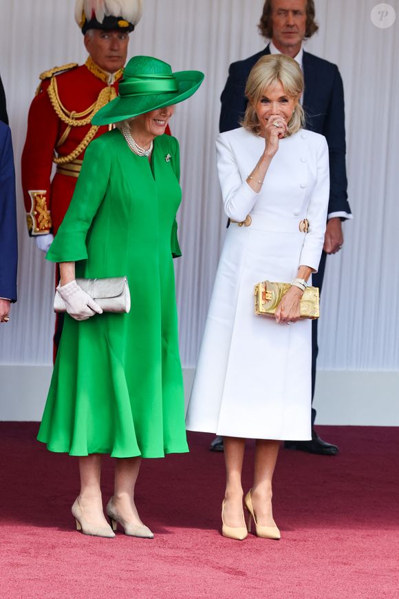 Le roi Charles III d'Angleterre et Camilla Parker Bowles, reine consort d'Angleterre, accueillent le couple présidentiel français le président Emmanuel Macron et sa femme la Première Dame Brigitte Macron sur Datchet road à Windsor, Royaume Uni, le 8 juillet 2025. À l'invitation de Leurs Majestés le roi et la reined'Angleterre, le président français et sa femme effectueront une visite d'État au Royaume-Uni du 8 au 10 juillet 2025. Le président et la Première Dame se rendent au Royaume-Uni pour la première fois en visite d'État française depuis 17 ans. Ils séjourneront au château de Windsor, accueillis par le roi et la reine d'Angleterre, et un banquet y sera organisé en leur honneur. Les Macron visiteront l'Imperial College, et le président s'adressera au Parlement pendant son séjour. © Dominique Jacovides/Bestimage