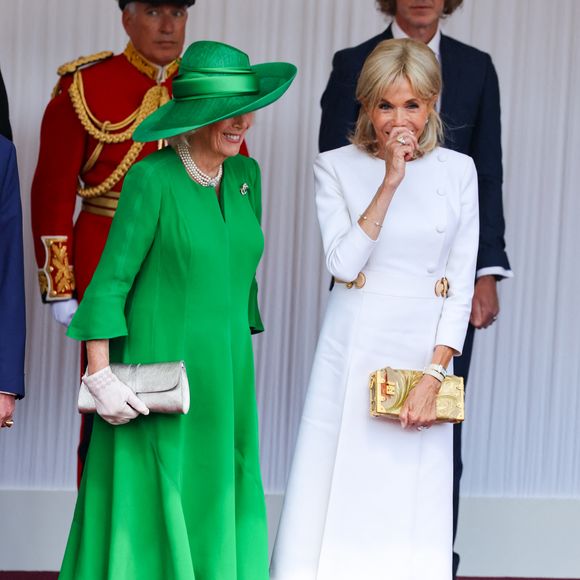 Le roi Charles III d'Angleterre et Camilla Parker Bowles, reine consort d'Angleterre, accueillent le couple présidentiel français le président Emmanuel Macron et sa femme la Première Dame Brigitte Macron sur Datchet road à Windsor, Royaume Uni, le 8 juillet 2025. À l'invitation de Leurs Majestés le roi et la reined'Angleterre, le président français et sa femme effectueront une visite d'État au Royaume-Uni du 8 au 10 juillet 2025. Le président et la Première Dame se rendent au Royaume-Uni pour la première fois en visite d'État française depuis 17 ans. Ils séjourneront au château de Windsor, accueillis par le roi et la reine d'Angleterre, et un banquet y sera organisé en leur honneur. Les Macron visiteront l'Imperial College, et le président s'adressera au Parlement pendant son séjour. © Dominique Jacovides/Bestimage