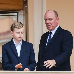 Le prince Albert II de Monaco et le prince héréditaire Jacques de Monaco, marquis des Baux au balcon du Palais princier lors de la célébration de la fête de la Saint Jean sur la Place du Palais princier de Monaco, le 23 juin 2026. La Saint Jean est à l'origine une fête païenne puis chrétienne. Pour les païens, c'était une fête qui célébrait les moissons. Une fois christianisée, cette fête est devenue celle du solstice d'été et donc la fête de la lumière. © Claudia Albuquerque/Bestimage