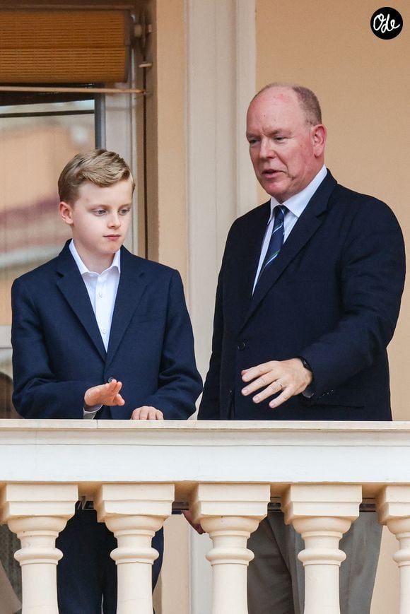 Le prince Albert II de Monaco et le prince héréditaire Jacques de Monaco, marquis des Baux au balcon du Palais princier lors de la célébration de la fête de la Saint Jean sur la Place du Palais princier de Monaco, le 23 juin 2026. La Saint Jean est à l'origine une fête païenne puis chrétienne. Pour les païens, c'était une fête qui célébrait les moissons. Une fois christianisée, cette fête est devenue celle du solstice d'été et donc la fête de la lumière. © Claudia Albuquerque/Bestimage