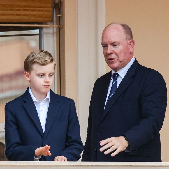 Le prince Albert II de Monaco et le prince héréditaire Jacques de Monaco, marquis des Baux au balcon du Palais princier lors de la célébration de la fête de la Saint Jean sur la Place du Palais princier de Monaco, le 23 juin 2026. La Saint Jean est à l'origine une fête païenne puis chrétienne. Pour les païens, c'était une fête qui célébrait les moissons. Une fois christianisée, cette fête est devenue celle du solstice d'été et donc la fête de la lumière. © Claudia Albuquerque/Bestimage
