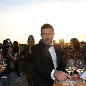 Antonio Banderas rencontre la presse après le mariage de sa fille et trinque avec elle, le 18 octobre 2025, à Sardón del Duero (Valladolid, Castilla y León, Espagne). Photo par José Ruiz / Europa Press/ABACAPRESS.COM
