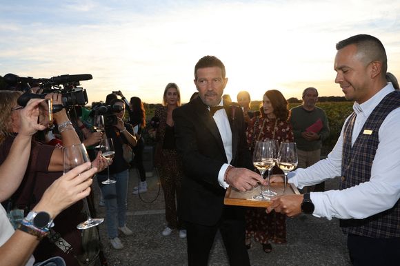 Antonio Banderas rencontre la presse après le mariage de sa fille et trinque avec elle, le 18 octobre 2025, à Sardón del Duero (Valladolid, Castilla y León, Espagne). Photo par José Ruiz / Europa Press/ABACAPRESS.COM
