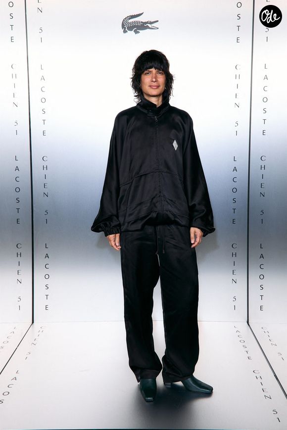 Derrière ce renouveau stylistique se cache la talentueuse designer Pelagia Kolotouros, directrice artistique de la maison depuis 2023.

Pelagia Kolotouros au photocall de la soirée Lacoste X Chien 51 au club Silencio en marge du 78ème Festival International du Film de Cannes, le 17 mai 2025. 

© BFA/Backgrid/Bestimage