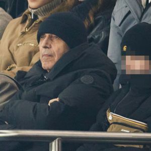 Julien Clerc et son fils Léonard dans les tribunes lors du match de Ligue Des Champions 2024-2025 (LDC) "PSG - Brest (7-0)" au Parc Des Princes, le 19 février 2025.
© Cyril Moreau/Bestimage