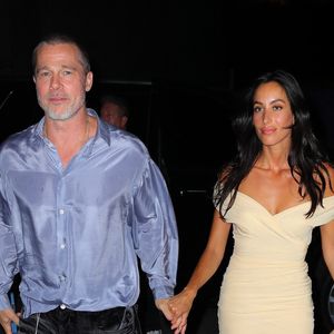 Vendredi soir, le couple a été aperçu au Cote Korean Steakhouse, une adresse prisée de Manhattan, où ils ont partagé un dîner en double rendez-vous avec Hadid et Cooper...

New York, NY - Brad Pitt et sa petite amie Ines De Ramon se tiennent la main alors qu'ils retournent à leur hôtel, après un dîner au Cote Korean Steakhouse à New York City © Backgrid / Bestimage