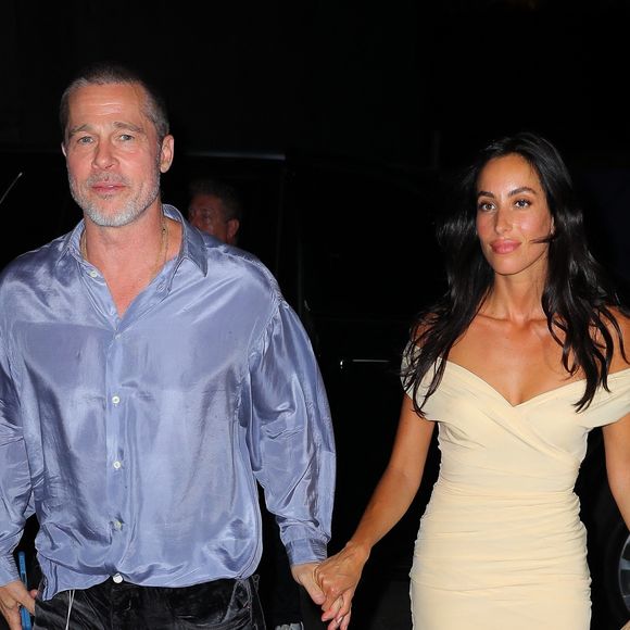 Vendredi soir, le couple a été aperçu au Cote Korean Steakhouse, une adresse prisée de Manhattan, où ils ont partagé un dîner en double rendez-vous avec Hadid et Cooper...

New York, NY - Brad Pitt et sa petite amie Ines De Ramon se tiennent la main alors qu'ils retournent à leur hôtel, après un dîner au Cote Korean Steakhouse à New York City © Backgrid / Bestimage