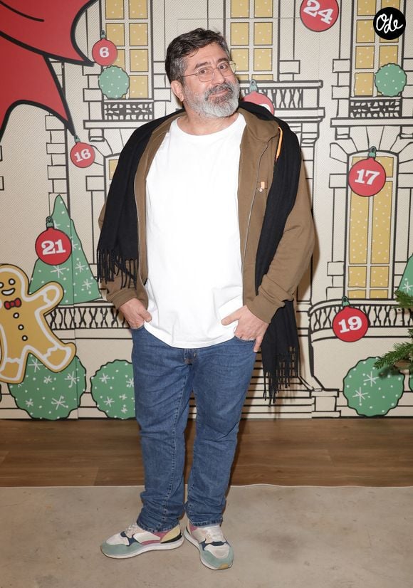 Alain Degois, alias Papy lors de l'ouverture d'un pop-up éphémère Star Academy inspiré du château de Dammarie-les-Lys dans le quartier de la République à Paris baptisé "L’appart de Noël" le 17 décembre 2025. © Coadic Guirec / Bestimage