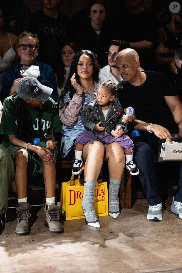Rihanna en Front Row du défilé AWGE "Collection Homme Prêt-à-Porter Printemps/Eté 2026" lors de la Fashion Week de Paris (PFW) Backgrid UK/ Bestimage
