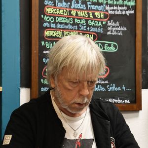 Exclusif - Le chanteur Renaud (Séchan) en dédicace à l'occasion de la sortie de "Renaud le livre" signé Erwan L'Eléouet et préfacé par sa fille Lolita Séchan, à la Libraire bordelaise Les 400 Coups de P.Poutou à Bordeaux, France, le 28 mars 2026. © Fabien Cottereau/Bestimage