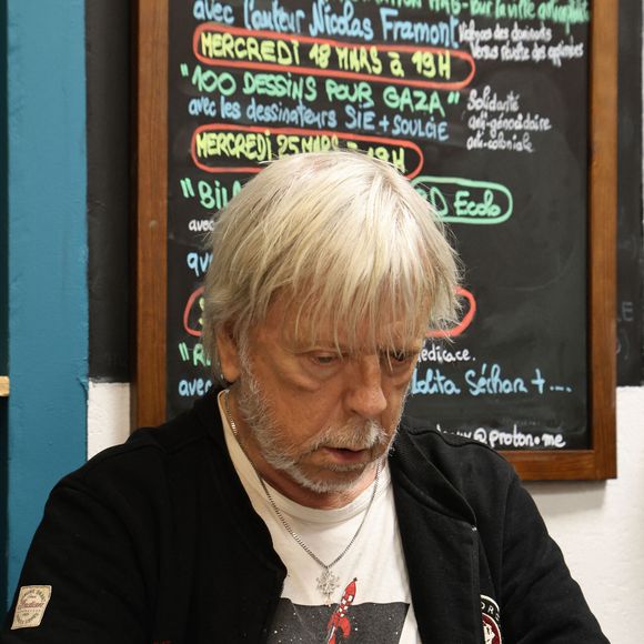 Exclusif - Le chanteur Renaud (Séchan) en dédicace à l'occasion de la sortie de "Renaud le livre" signé Erwan L'Eléouet et préfacé par sa fille Lolita Séchan, à la Libraire bordelaise Les 400 Coups de P.Poutou à Bordeaux, France, le 28 mars 2026. © Fabien Cottereau/Bestimage