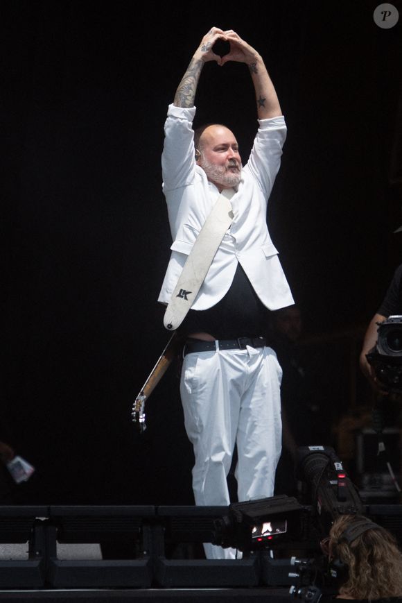 Mais également le bassiste Sam Rivers qui est décédé l'âge de 48 ans.

Le bassiste Sam Rivers du groupe américain de rap métal Limp Bizkit se produit sur la scène principale du Reading Festival 2025, Little John's Farm, Reading, Angleterre, Royaume-Uni, le 23 août 2025. Photo de Justin Ng/Avalon/ABACAPRESS.COM