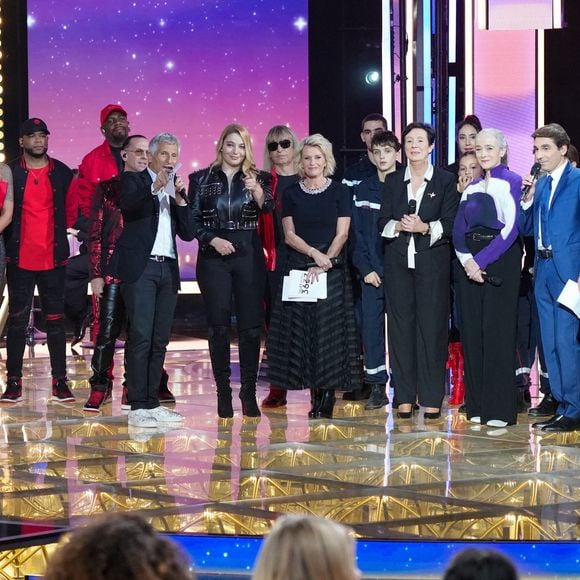 Sophie Davant, Nagui, Santa (marraine de l'édition 2025), Laurence Tiennot-Herment, Delphine Ernotte, Collectif Métissé lors de la deuxième soirée de la 39ème édition du Téléthon sur France 2 aux Studios du Lendit à Saint-Denis, France, le 6 décembre 2025. Les trente heures du Téléthon 2025 s'achèvent sur un compteur de 83,5 millions d'euros. © Anne-Sophie Guebey/Bestimage