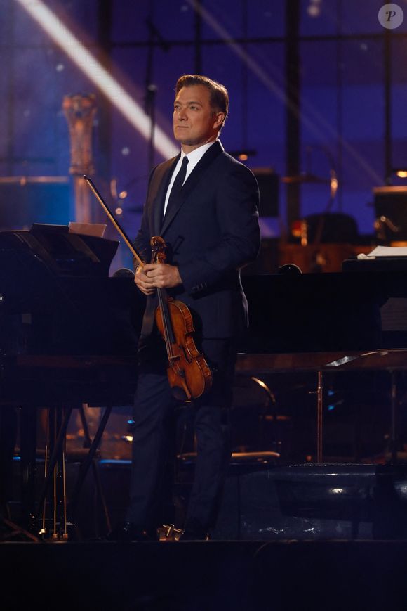 Le Stradivarius mis à disposition de l’artiste a auparavant été joué par le violoniste Maxim Vengerov, ajoutant encore à son prestige. 

Renaud Capuçon - "Concert de Paris" sur le parvis de l'hôtel de ville de Paris retransmis en direct sur France 2 et sur France Inter, Paris le 14 juillet 2024. © Christophe Clovis - Pierre Perusseau / Bestimage