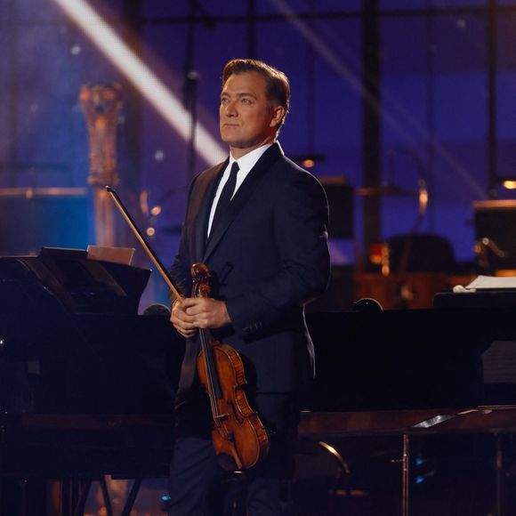 Le Stradivarius mis à disposition de l’artiste a auparavant été joué par le violoniste Maxim Vengerov, ajoutant encore à son prestige. 

Renaud Capuçon - "Concert de Paris" sur le parvis de l'hôtel de ville de Paris retransmis en direct sur France 2 et sur France Inter, Paris le 14 juillet 2024. © Christophe Clovis - Pierre Perusseau / Bestimage