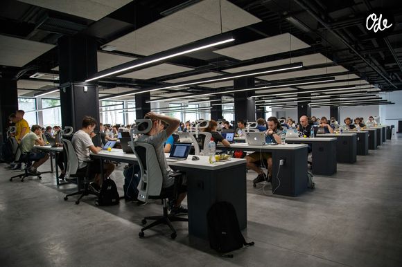 Si la loi interdit les discriminations liées à l’apparence physique, ces mécanismes restent difficiles à identifier car ils sont souvent inconscients. 

Crédit libre de droits : Unsplash