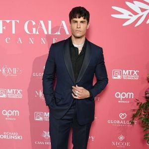 Baptiste Giabiconi au photocall de la soirée du "Globa Gift Gala" lors du 78ème Festival International du Film de Cannes, le 19 mai 2025.
© Lionel Urman/Bestimage