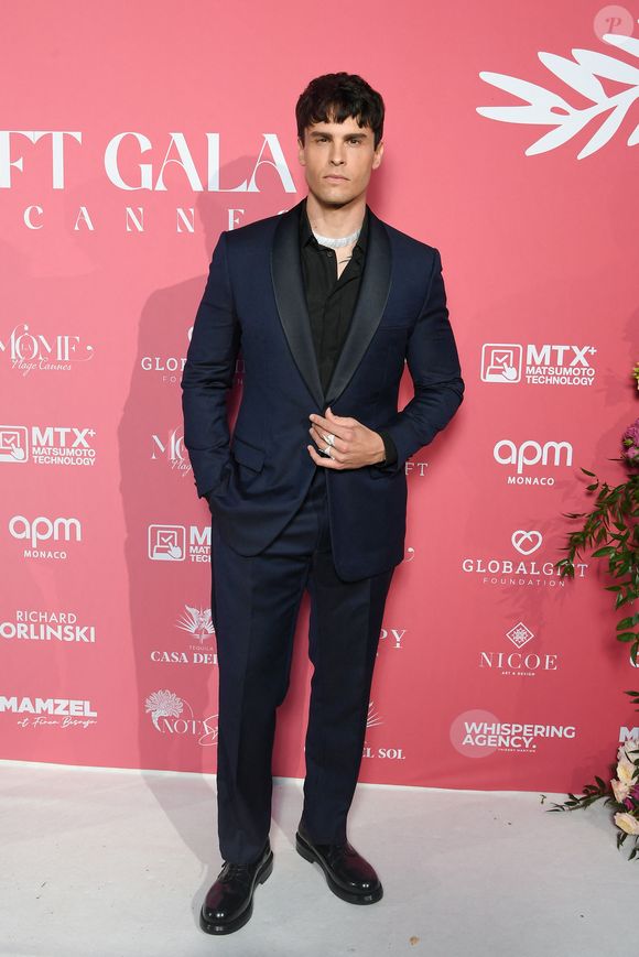 Baptiste Giabiconi au photocall de la soirée du "Globa Gift Gala" lors du 78ème Festival International du Film de Cannes, le 19 mai 2025.
© Lionel Urman/Bestimage