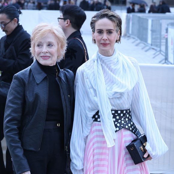 En effet, l'actrice d'"America Horror Story" a dévoilé une touchante déclaration d'amour à sa compagne, âgée de 82 ans.

Sarah Paulson et sa compagne Holland Taylor - Arrivées au défilé de mode Louis Vuitton collection femme automne/hiver 2024-2025 au Louvre à Paris (PFW) le 5 mars 2024.

© Denis Guignebourg / Bestimage
