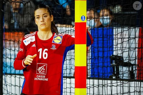 tout comme Cléopâtre Darleux

Cléopâtre Darleux - Championnat du monde féminin de handball (IHF World Women's Handball Championship) - Quart de finale "France - Suède (31-26)" à Granollers en Espagne, le 15 décembre 2021.