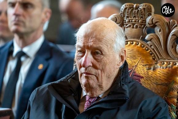 Le prince héritier Haakon et la reine Sonja ont annulé leurs engagements pour rester à ses côtés.

Le roi Harald V de Norvège s'est rendu à l'église de Stødle, à Etne, où il a entamé une visite de trois jours dans le comté de Vestland, le 26 mai 2026. La reine, absente, est en convalescence. 
© NTB / Bestimage