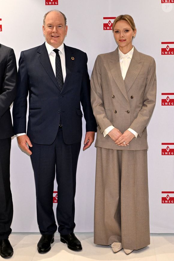 Le prince Albert II de Monaco et la princesse Charlene ont visité en compagnie de M. Thomas Bataglione, l'administrateur et directeur général de la SMEG, le nouveau siège social de la société, installé dans le quartier de Fontvieille à Monaco, le 15 octobre 2025. © Bruno Bebert / Bestimage