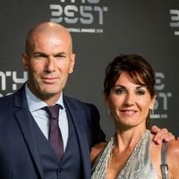 Zinedine et Véronique Zidane bien entourés pendant leurs vacances, leur plus fidèle ami à leurs côtés pour une sortie en bateau remarquée