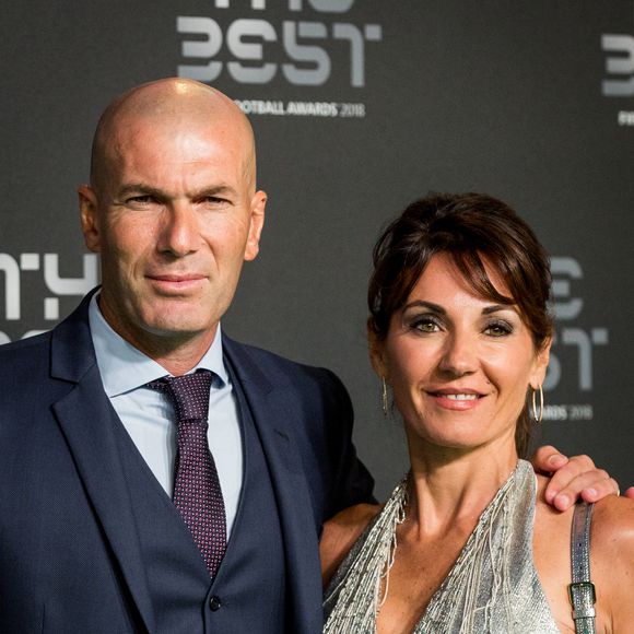 Zinedine Zidane a partagé deux photos de ses vacances estivales avec Véronique, révélant un joli moment de complicité en pleine mer.

Zinedine Zidane et sa femme Véronique - Les célébrités arrivent à la cérémonie des Trophées Fifa au Royal Festival Hall à Londres, Royaume Uni. © Cyril Moreau/Bestimage