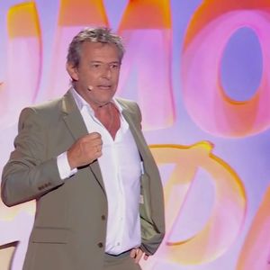 Jean-Luc Reichmann lors de la troisième édition du Festival "L'humour à la plage" diffusée sur TF1 jeudi 27 août 2026 

Capture d'écran TF1 "L'humour à la plage"