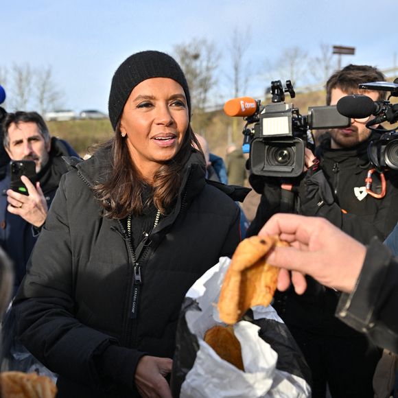Comme elle l'avait annoncé la semaine dernière, l'animatrice de l'émission "L'amour est dans le pré", Karine Le Marchand, a amené près de 200 croissants aux agriculteurs sur un barrage sur l'autoroute A4 aux portes de Paris, pour leur affirmer son soutien. Le 29 janvier 2024
© Pierre Perusseau - Jeremy Melloul / Bestimage