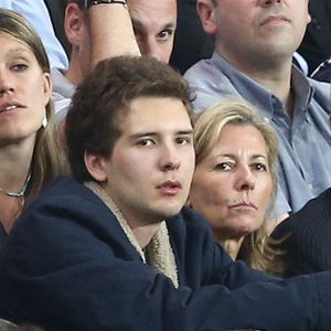 Ce jour, François Chazal - Poivre d'Arvor célèbre ses trente ans.

Exclusif - Claire Chazal avec son fils François Poivre d'Arvor et un ami le banquier Christophe de Backer assistent au quart finale de la Ligue des Champions de football au Parc des Princes entre le PSG et le FC Barcelone à Paris . © Jacovides - Moreau Bestimage