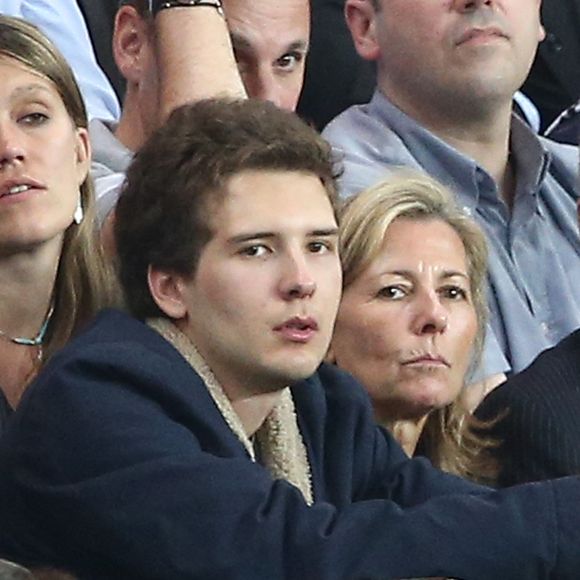 Ce jour, François Chazal - Poivre d'Arvor célèbre ses trente ans.

Exclusif - Claire Chazal avec son fils François Poivre d'Arvor et un ami le banquier Christophe de Backer assistent au quart finale de la Ligue des Champions de football au Parc des Princes entre le PSG et le FC Barcelone à Paris . © Jacovides - Moreau Bestimage
