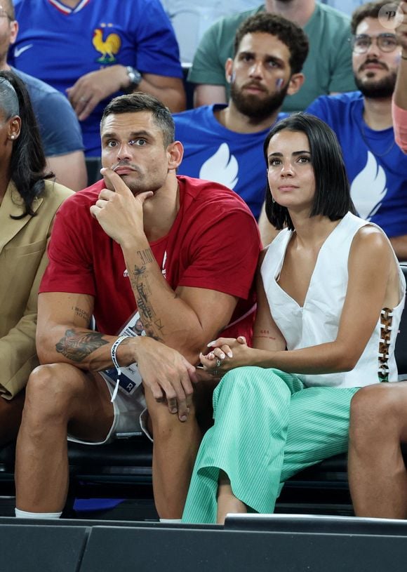 Florent Manaudou et sa compagne Lola Duménil - Les célébrités assistent à la victoire de l'équipe de France de basket face au Canada (82-73) lors des Jeux Olympiques de Paris2024, le 6 août 2024. © Jacovides-Perusseau / Bestimage