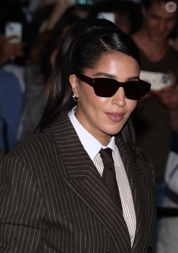 Leila Bekhti - Arrivées au défilé de mode Hommes printemps-été 2025 "AMI Alexandre Mattiussi" lors de la fashion week de Paris. Le 20 juin 2024 © Denis Guignebourg / Bestimage