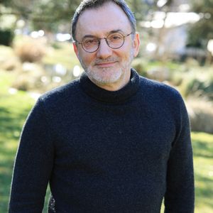 Frédéric Lopez assiste au Photocall "Après la Fin" lors du 26ème Festival TV de Luchon à Luchon, France le 06 février 2026. Photo Jerome Dominé/Abaca