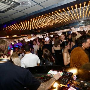 J.Roch a reçu ses amis pour fêter la fermeture de son célèbre club privé, "VIP Room" à Saint-Tropez, après 29 ans d'existence, le 5 avril 2026. Après un dernier week-end de fête, du 3 au 5 avril 2026, le célèbre établissement sera remplacé par le "Lilly's Club".
© Luc Boutria / Nice Matin / Bestimage