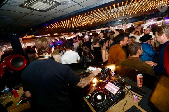 J.Roch a reçu ses amis pour fêter la fermeture de son célèbre club privé, "VIP Room" à Saint-Tropez, après 29 ans d'existence, le 5 avril 2026. Après un dernier week-end de fête, du 3 au 5 avril 2026, le célèbre établissement sera remplacé par le "Lilly's Club".
© Luc Boutria / Nice Matin / Bestimage