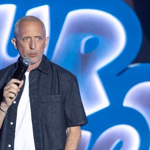 Gad Elmaleh - Enregistrement de l'émission "L'humour à la plage" pour la 2eme édition du festival de Juan les Pins à la pinède Gould le 27 juin 2025. © Bruno Bebert / Bestimage