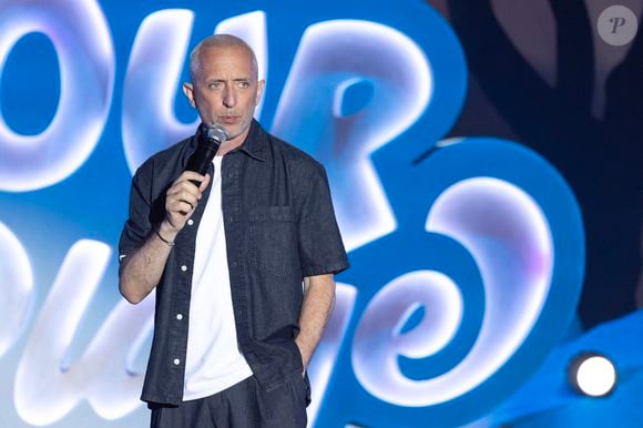 Gad Elmaleh - Enregistrement de l'émission "L'humour à la plage" pour la 2eme édition du festival de Juan les Pins à la pinède Gould le 27 juin 2025. © Bruno Bebert / Bestimage