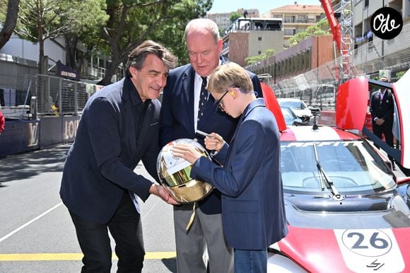 Avec son père et Yannick Alléno, il a participé à une vente caritative en signant un casque doré vendu 85 000 euros au profit de l’Association Antoine Alléno.

Le prince Albert II de Monaco et son fils le prince Jacques de Monaco, marquis des Baux avec Yannick Alléno lors du Formula 1 Louis Vuitton Grand Prix de Monaco 2026 le 7 juin 2026. © Bruno Bebert/Bestimage