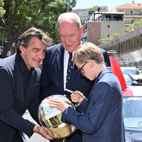 Avec son père et Yannick Alléno, il a participé à une vente caritative en signant un casque doré vendu 85 000 euros au profit de l’Association Antoine Alléno.

Le prince Albert II de Monaco et son fils le prince Jacques de Monaco, marquis des Baux avec Yannick Alléno lors du Formula 1 Louis Vuitton Grand Prix de Monaco 2026 le 7 juin 2026. © Bruno Bebert/Bestimage