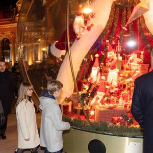 No Tabloïd - Le prince Albert II de Monaco et la princesse Charlène, avec leurs enfants, les jumeaux princiers, Jacques et Gabriella, ont donné le coup d'envoi des illuminations de la SBM, sur la Place du Casino de Monaco, le 30 novembre 2024. 
C'est sous le regard de leurs parents, du ministre d'Etat, Didier Guillaume, et de Stéphane Valeri, le président-délégué de la Société des Bains de Mer, que le prince héréditaire Jacques et sa soeur la princesse Gabriella, ont appuyé sur le buzzer déclenchant ainsi l'allumage des décors de la Place.
Les boules à neige géantes sont installées sur la place avec un tout nouveau décor animé dédié aux "moments magiques de Noël". Calendrier de l’Avent, décoration du sapin, repas de fête, douce nuit de Noël ou encore la découverte des cadeaux sont mis en scène et en musique dans chacune des cinq boules disposées autour du sapin de 18mètres de haut. © Olivier Huitel/Pool Monaco/Bestimage