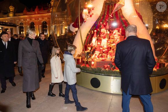 No Tabloïd - Le prince Albert II de Monaco et la princesse Charlène, avec leurs enfants, les jumeaux princiers, Jacques et Gabriella, ont donné le coup d'envoi des illuminations de la SBM, sur la Place du Casino de Monaco, le 30 novembre 2024. 
C'est sous le regard de leurs parents, du ministre d'Etat, Didier Guillaume, et de Stéphane Valeri, le président-délégué de la Société des Bains de Mer, que le prince héréditaire Jacques et sa soeur la princesse Gabriella, ont appuyé sur le buzzer déclenchant ainsi l'allumage des décors de la Place.
Les boules à neige géantes sont installées sur la place avec un tout nouveau décor animé dédié aux "moments magiques de Noël". Calendrier de l’Avent, décoration du sapin, repas de fête, douce nuit de Noël ou encore la découverte des cadeaux sont mis en scène et en musique dans chacune des cinq boules disposées autour du sapin de 18mètres de haut. © Olivier Huitel/Pool Monaco/Bestimage