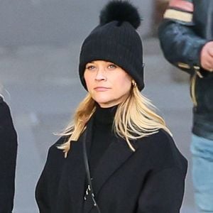 Mais aussi à Reese Witherspoon ! En plus de ses admirateiurs, Joe Marinelli laisse derrière lui son épouse Jean Marinelli et leurs deux enfants.

Reese Witherspoon et sa fille Ava Elizabeth Phillippe se baladent dans les rues de Paris, France, le 24 janvier 2024. (AGENCE / BESTIMAGE).