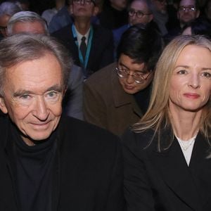 Bernard Arnault et sa fille Delphine Arnault au Font Row du défilé Louis Vuiton lors de la Fashion Week Homme automne-hiver 2023/24 de Paris, France, le 19 janvier 2023. © Bertrand Rindoff Petroff/Bestimage
