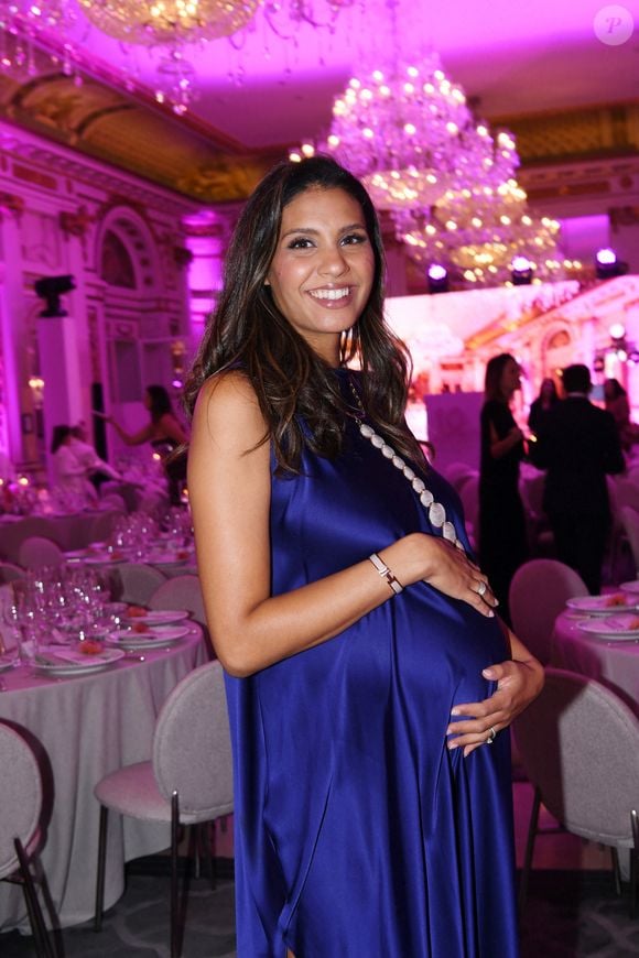 Elle affirme ne pas être fleuriste traditionnelle, mais travailler surtout pour des événements et des lancements.

 Chloé Mortaud (enceinte) - Photocall du 5ème gala de charité de l'association "Les Bonnes Fées" à l'occasion de la campagne mondiale "Octobre Rose" à l'hôtel Peninsula, Paris le 3 octobre 2024.  © Rachid Bellak/Bestimage